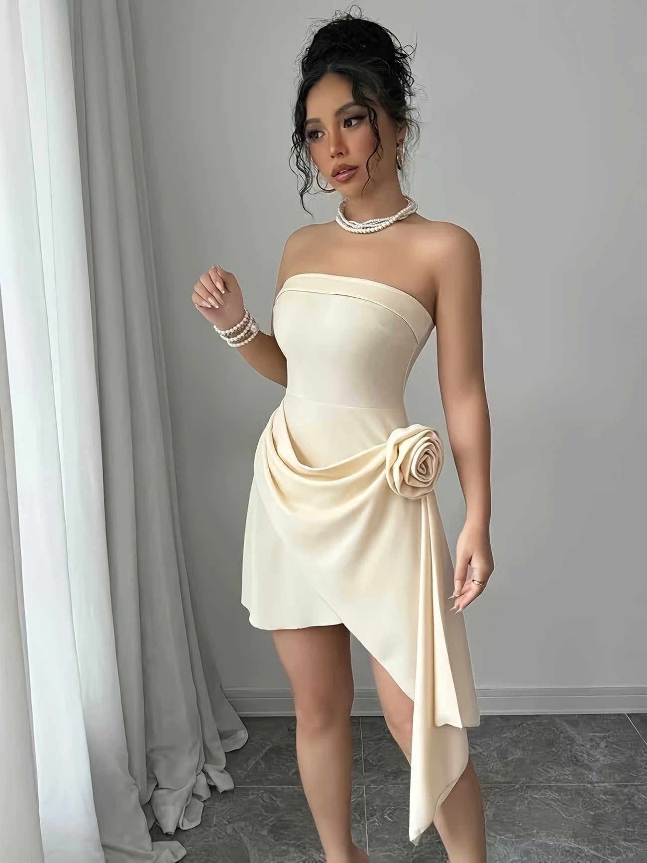 Belde Gül Detaylı Mini Elbise