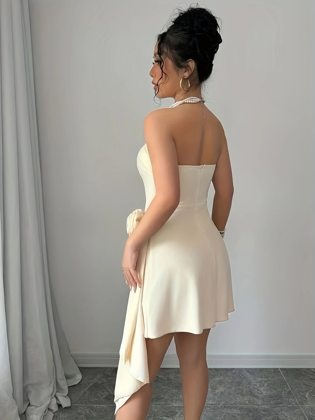 Belde Gül Detaylı Mini Elbise